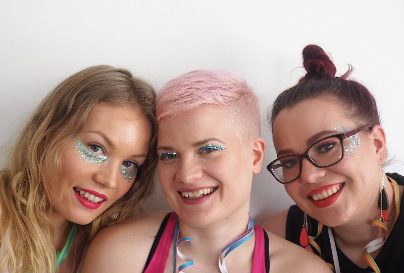 Hirvittääkö glittermeikin peseminen? Helppo kikka pelastaa ärtyneeltä iholta ja sotkulta