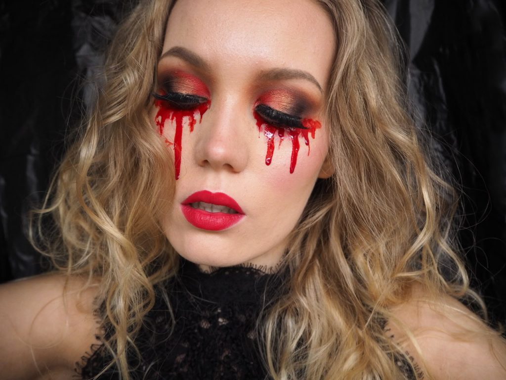 Easy Halloween makeup look: Blood tears (you only need fake blood!)