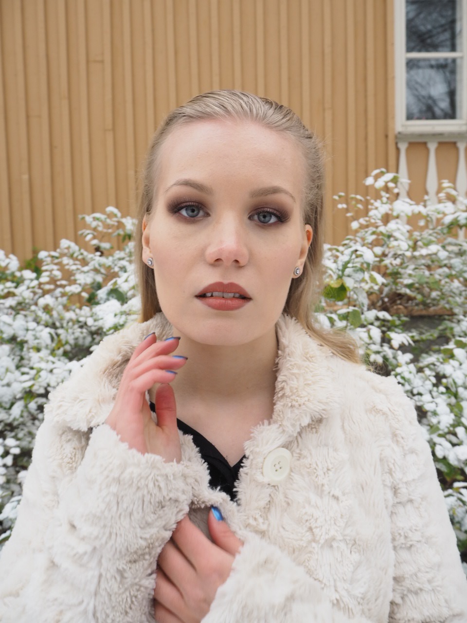 wet look hairstyle and soft smokey eye