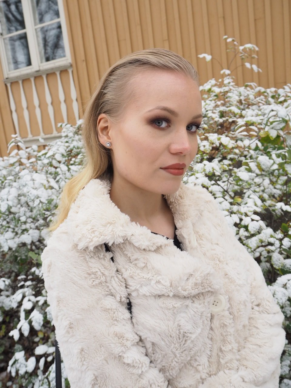 Wet Look Hair Soft Smokey Eye Look